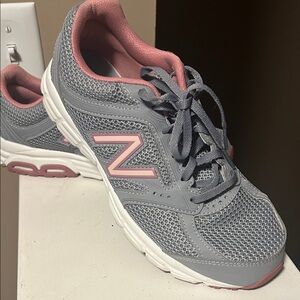 New Balance Women's Gray and Pink Athletic Running Shoes 8.5